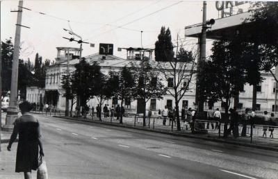 Прикрепленное изображение: Кирова пр-т5б на д №27 (маг.-рест. Океан) и ул Октябрьскую 1979г 121067.jpg